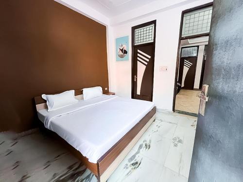 Hotel Satguru In Dwarka More