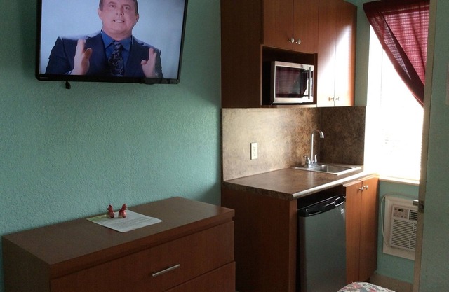 Hotel Studio in vibrant Hialeah with WiFi, AC Anchor # 15