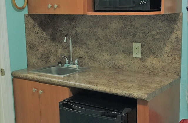 Hotel Studio with Kitchenette in the heart of Hialeah with WiFi, AC Anchor #12