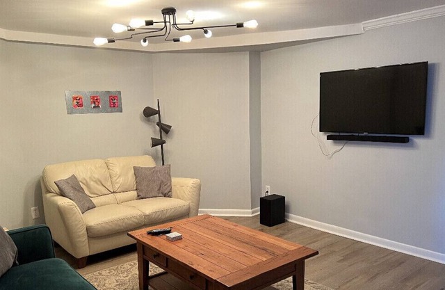 Hotel Style Guest Suite (w/50 in TV, & High Speedinternet wifi 600 MBPs )