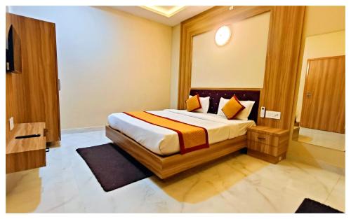 Hotel Vrindavan NP - nearby Prem Mandir & ISCKON Temple! Fully Air-Conditioned Premium Family Rooms with All the facilities