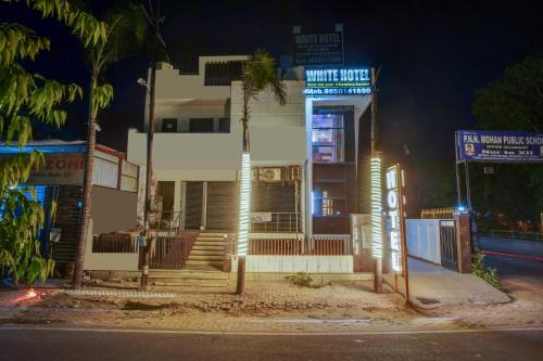 Hotel White at Vasundhara - Couple Friendly