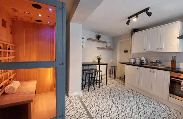 *HotTub/Sauna/Massage/BBQ/Games/Beach! Sleeps 8*
