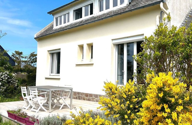 House 2 pers with enclosed garden, terrace in TREBEURDEN