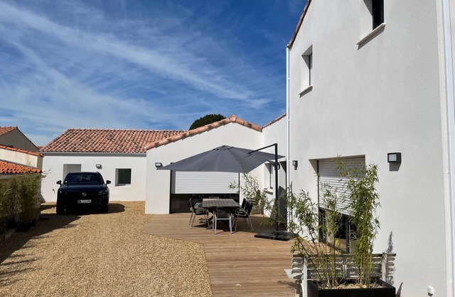 House 250 m2 for 16 travellers in the heart of Jard sur mer. 8 bedrooms 4 bathrooms 4 WC