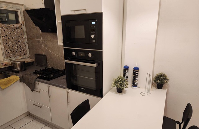House, 3 flats, 4 bathrooms, 3 kitchens, 3 living areas in Brussels central