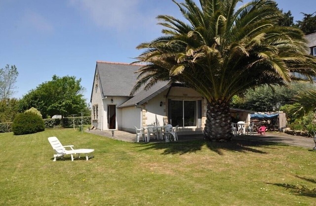 House 300m from the sea with garden at the entrance of ILE GRANDE