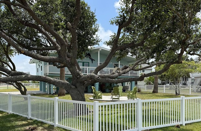 House, 4 Bedrooms + Sunroom, 2.5 Baths, Sleeps 13