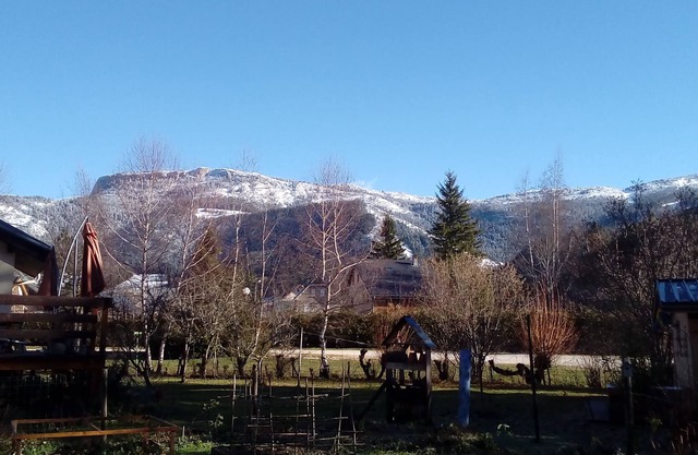 House 8/9 pers. with a large garden in the heart of the village for the summer