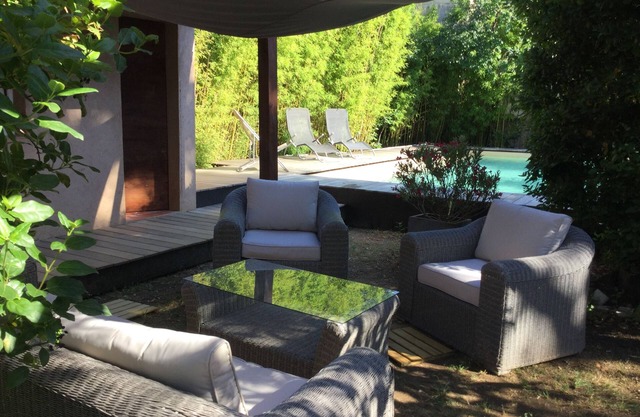 House air-conditioned garden and swimming pool in peace, 5 mn with feet of the Plagles & Trade