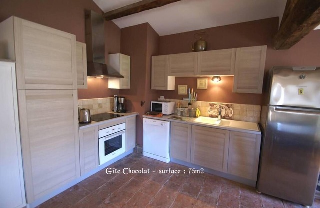 House Bersane: CHOCOLATE COTTAGE in a house with swimming pool