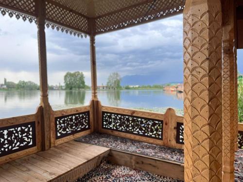 House boat house of common