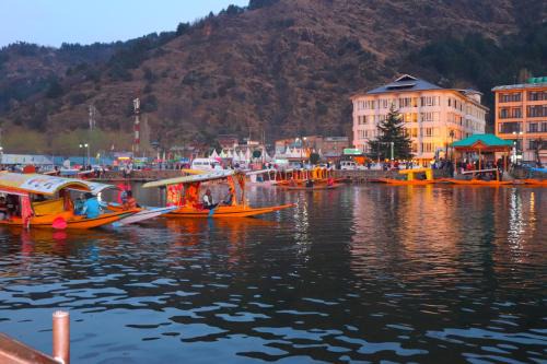 House Boat New Pala Palace