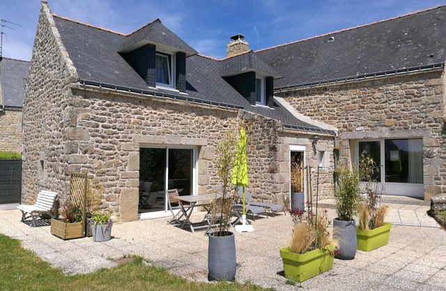 House by the sea for 4 people