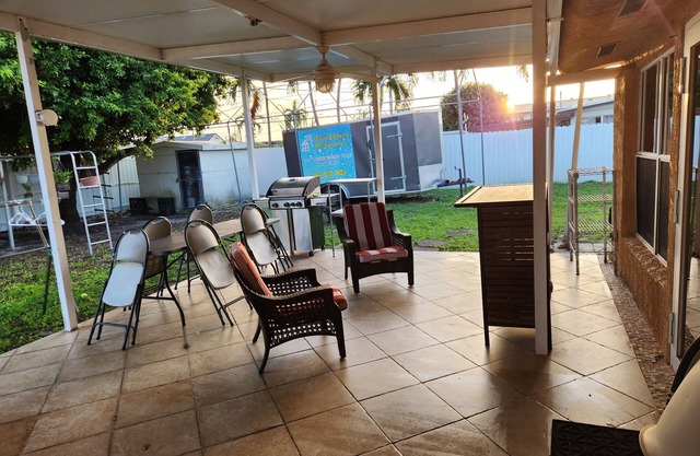 House close to shopping and more-18 minutes to airport-25 minutes to beaches.