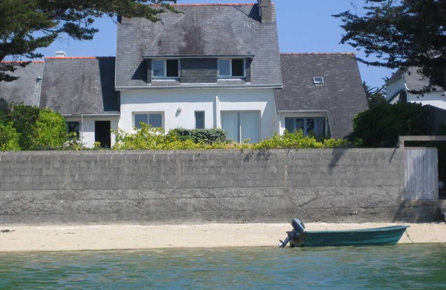 House facing the river with enclosed garden