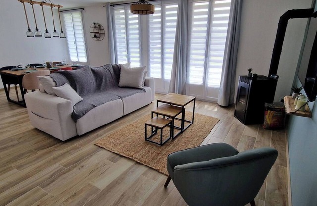 House for 4 To 6 Peoplec