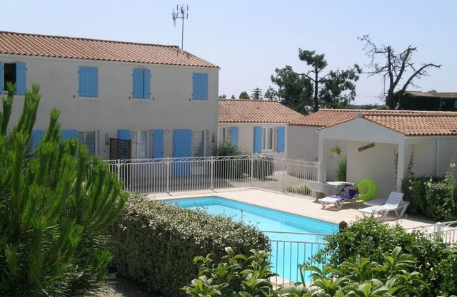House for 6 people in small residence with swimming pool.