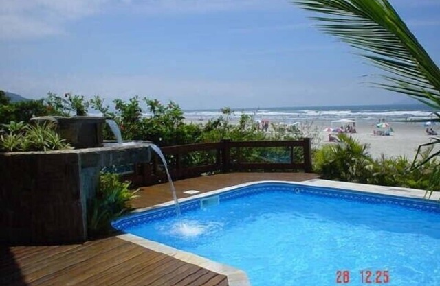 House in front of the sea with 5 suites, swimming pool, 3 living rooms, gated community