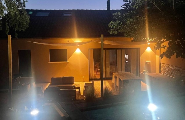 House in garrigue, private pool, bright, near CV Nîmes and shops