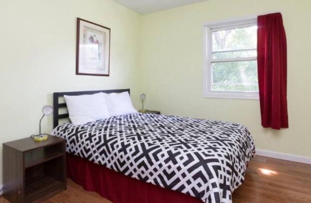 House in Sterling sleeps 12, parking available
