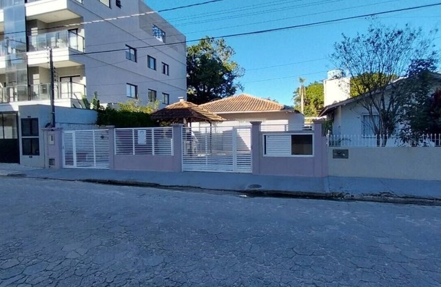 HOUSE IN THE CENTER OF BOMBINHAS CLOSE TO THE BEACH AND SHOPPING