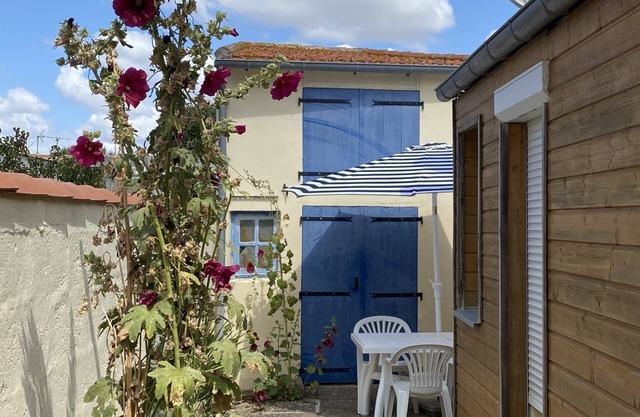 House in the center of town, 2 bedrooms, 2 bathrooms, less than 5 min from the beach