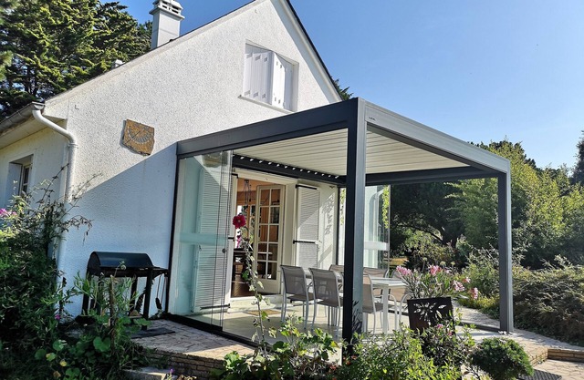 House near sea with large enclosed garden