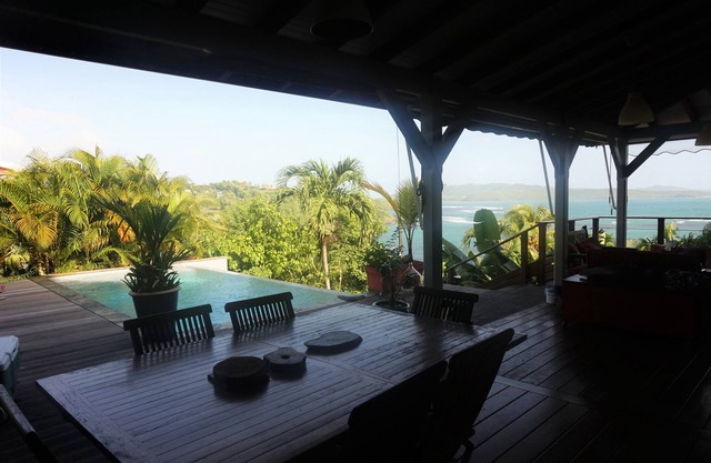 House near the sea with infinity pool