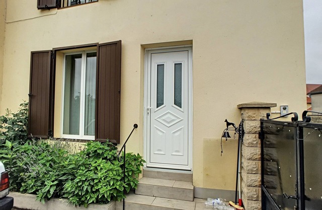 House near town center, 10 minutes from a leisure park.