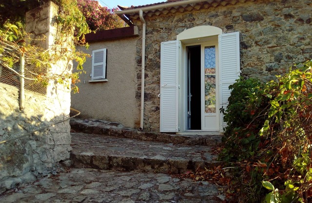 house of 100 m2 with a large stone terrace