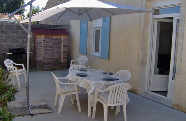 House of 42m² with terrace and garden furniture, chairs, barbecue