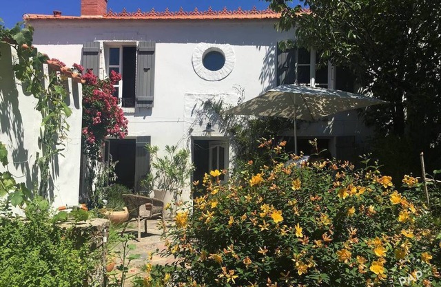 House on the port of Noirmoutier en l'ile