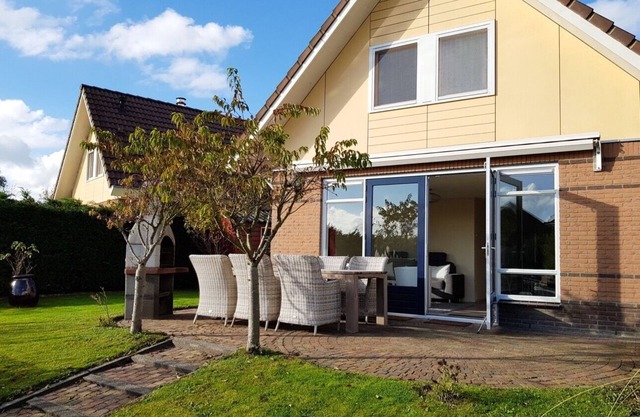 House on the Zuiderzee beach, vacation home right on the water with Wifi