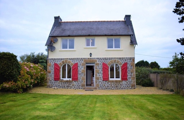 House renovated Breton with WIFI and closed garden in LANDRELLEC