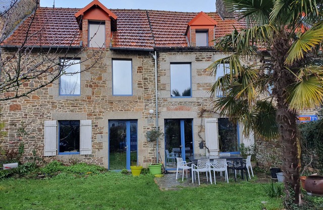 House, Saint Pair sur Mer, charm and freshness, 6 rooms, garden, sea 800m away.