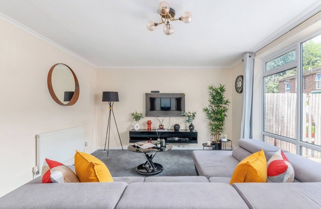 House - Sleeps up to 10 & Free Parking