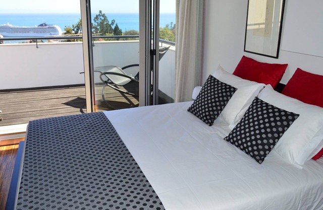 House T2 with excellent views, located in the historical center of Funchal.