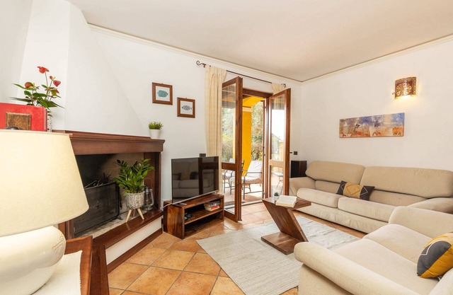 house with garden 'the great carob' 100 meters from the beach