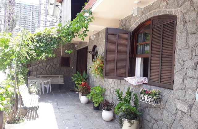 House with 5 bedrooms on Avenida da Praia da Barra, in a gated community