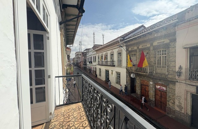 House with 5-bedroom 5 bathrooms in charming Colonial Cuenca Center - Casa 621