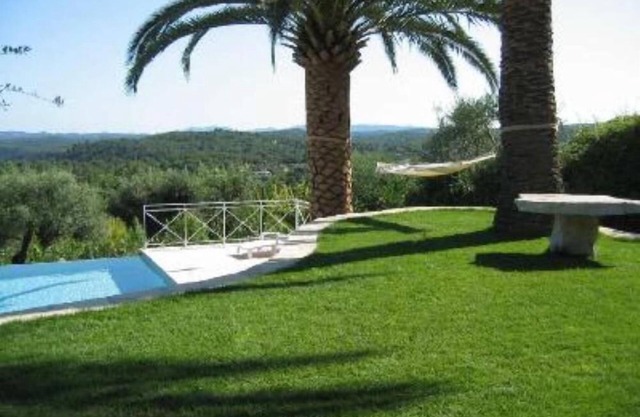 House with character, olive field and sea view . 4/5persons, private garden and pool . fitness room and pool house .