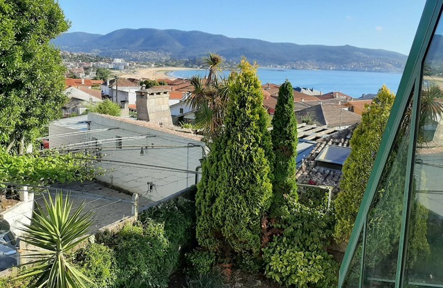 House with garden 200 meters from the beach of Panjon in the center of town, with beautiful views of the sea, recently renovated both internally and externally in June.