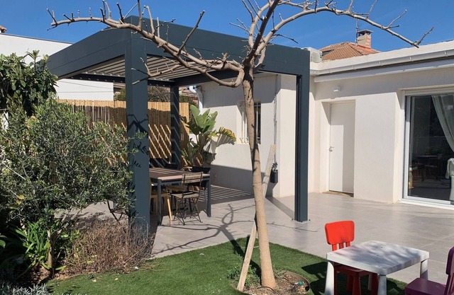 House with garden close to beaches.