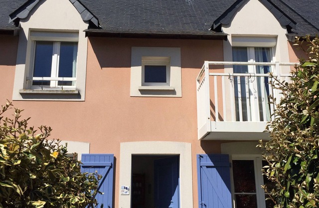 House with garden, in residence with heated pool 200 m away, sea 400 m away.