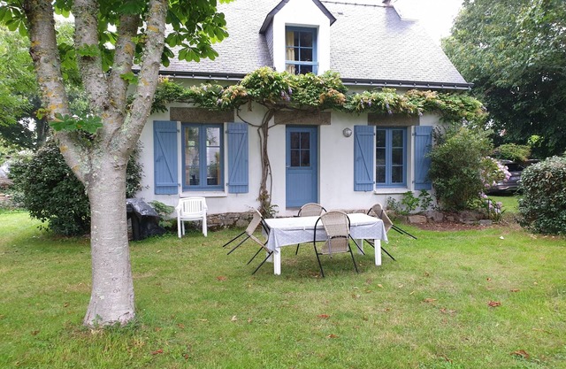 House with garden in the old town of Plouharnel.
