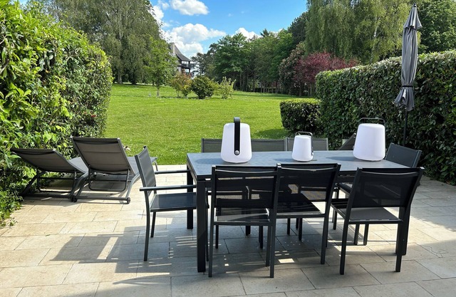 House with garden, terrace, fireplace, 5' from the beach, private tennis court.