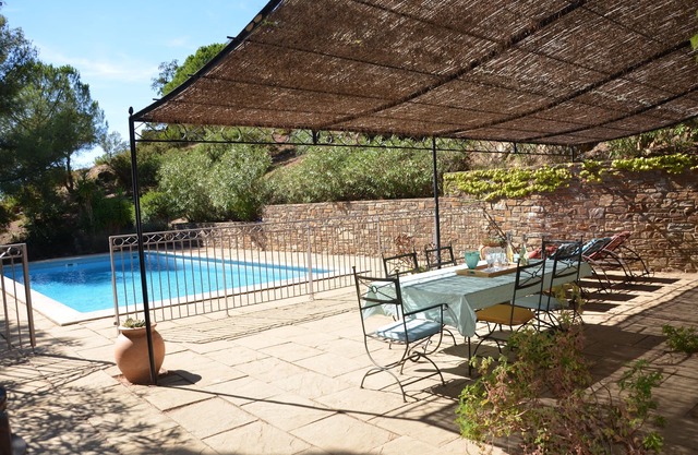 House with large pool in private property of 17 hectares, 1km from the village