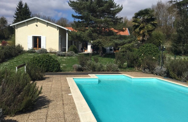 House with large swimming pool and park, sleeps 8, near Bordeaux, St Emilion, Arcachon