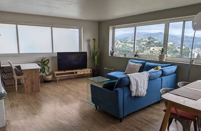 House with panoramic city and mountain views